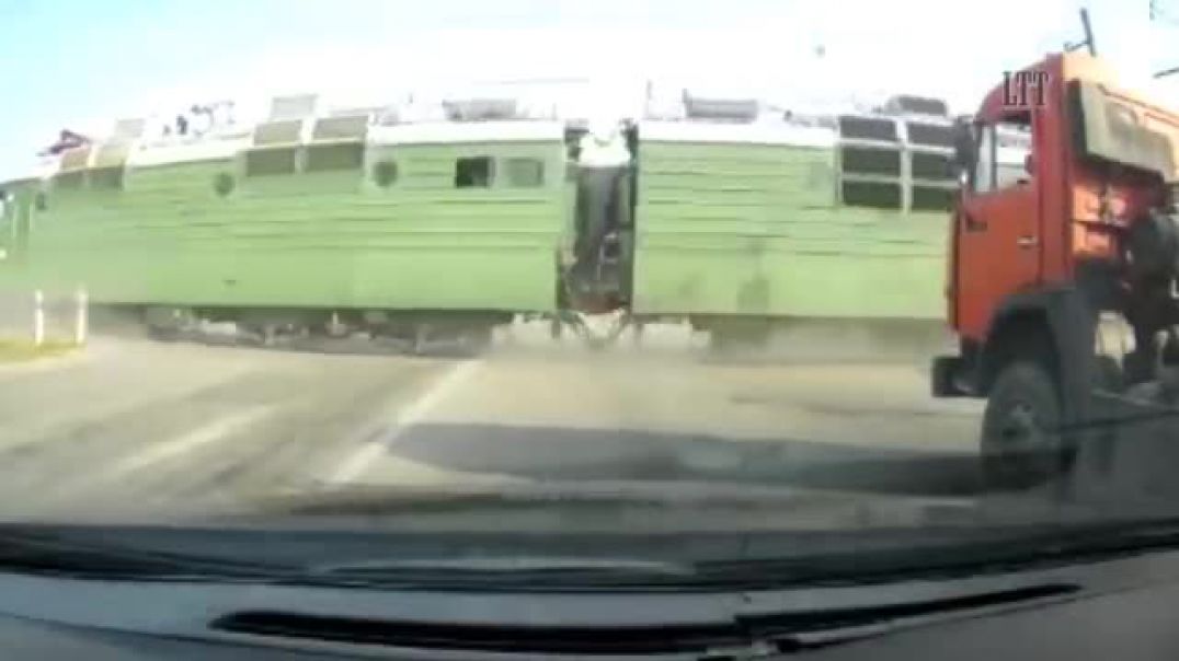 ⁣ПОЕЗДА СБИВАЮТ МАШИНЫ на ЖД ПУТЯХ (АВАРИИ ПОЕЗДОВ-ПОДБОРКА ВИДЕО) - № 1